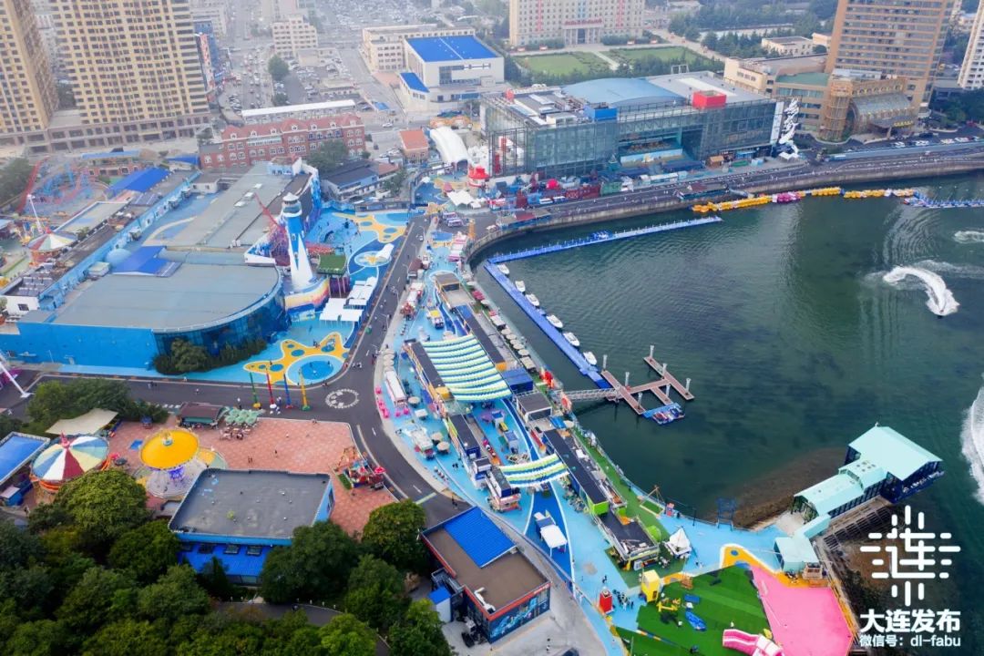 夜色渐浓,金州古城商业街中人头攒动,焕新升级的步行街灯火辉映,厚重