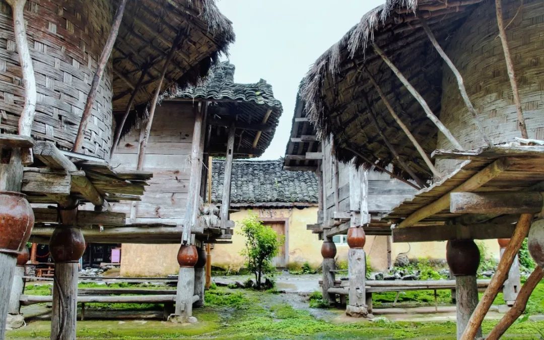 荔波61瑶山古寨游玩亮点:白裤瑶的聚集村落,可以体验瑶陶,瑶浴,竹编