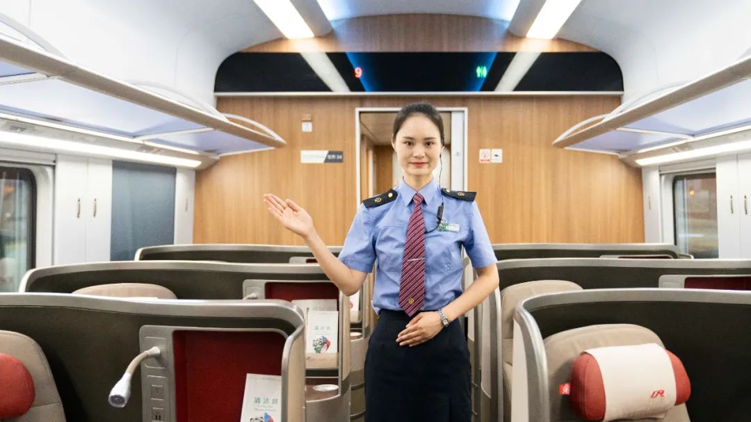 成都客运段加强乘务人员业务技能培训,重点围绕服务礼仪,仪容仪表