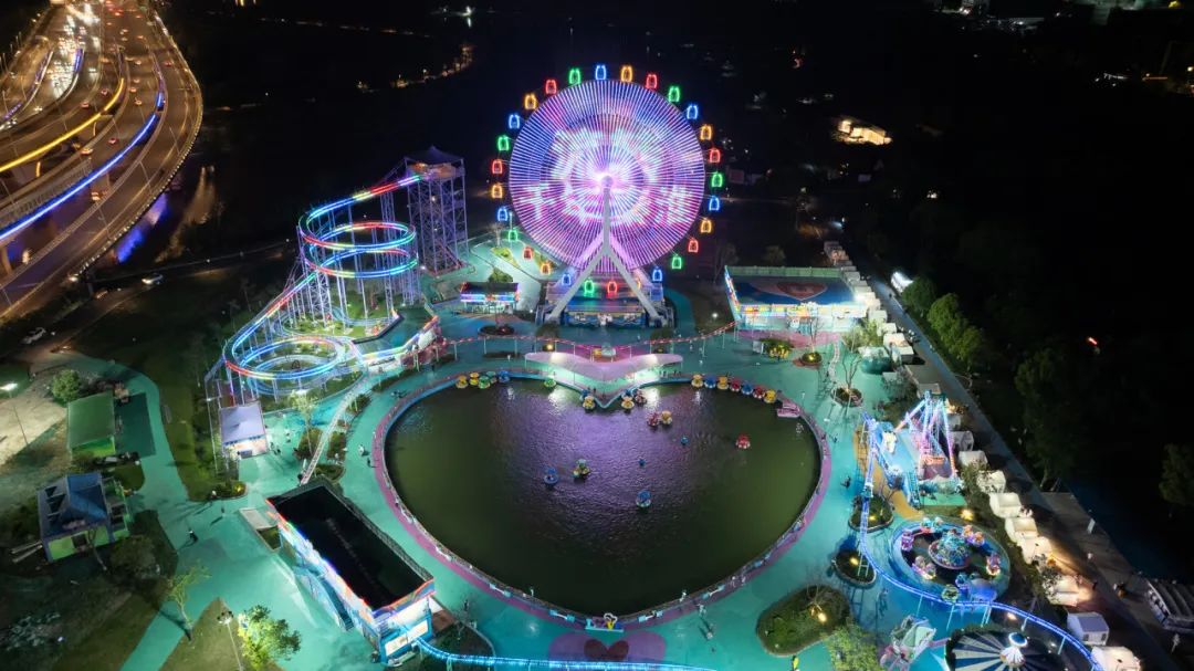 共赴一场摩天轮下的浪漫之约漫步在秦淮河畔的温柔晚风中乐园霓虹伴舞