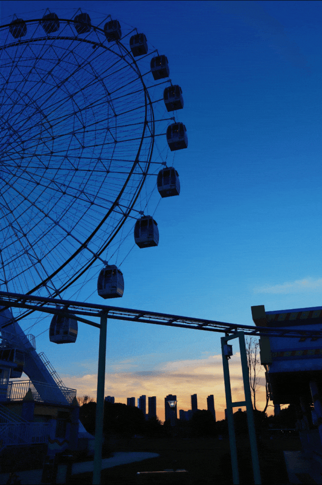 感受来自云端的浪漫俯瞰金陵城夜景摩天轮缓缓转动乐园彩灯绮丽璀璨