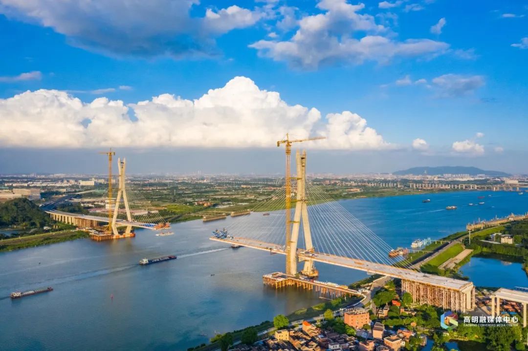 富龙西江特大桥工程已完成合同的86%,现正在施工钢箱梁,富湾立交及