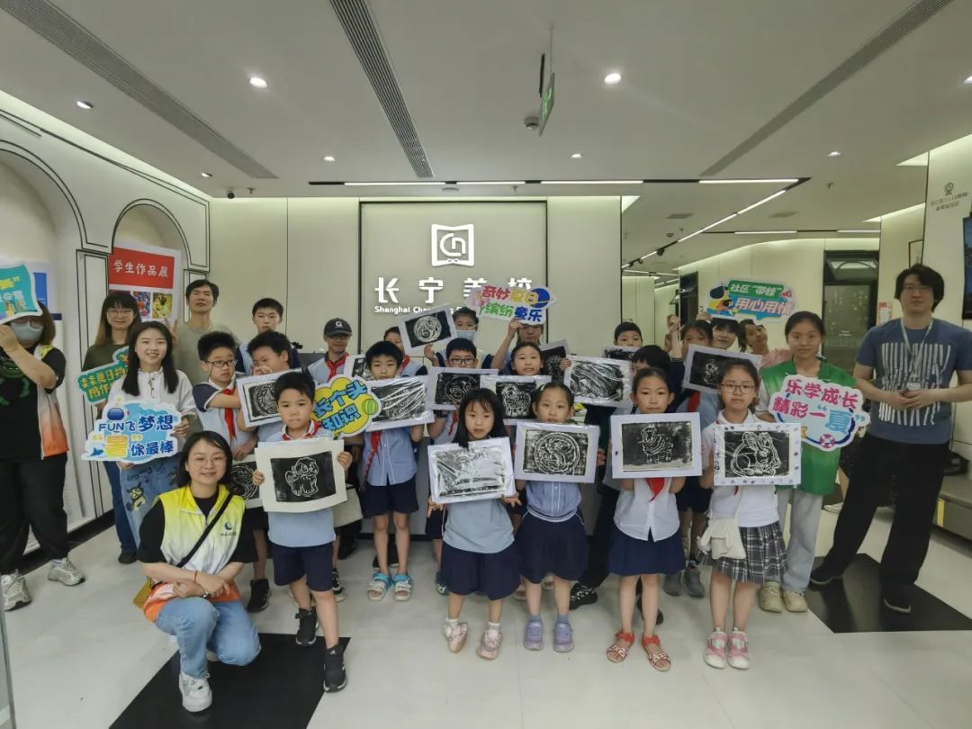 日前,中远两湾城第二居民区"乐学成长"夏令营第二课如期举行,学员们在