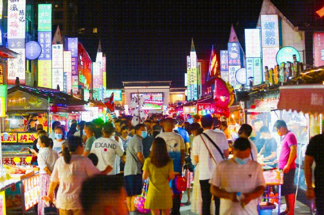 组图摄影:肖水莲除了啤酒节,烟台各大夜市也是人气聚集地.