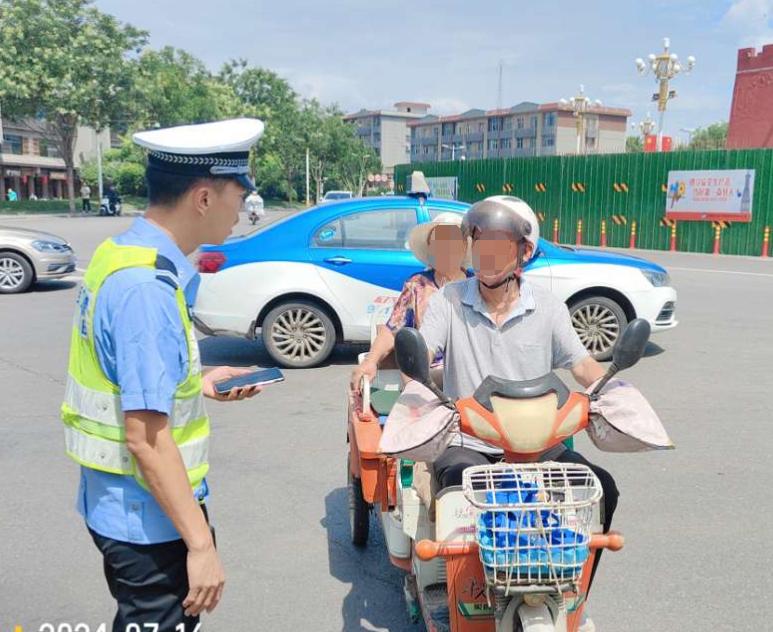 临汾公安交警支队各直属大队民辅警结合夏季交通安全突出风险专项整治