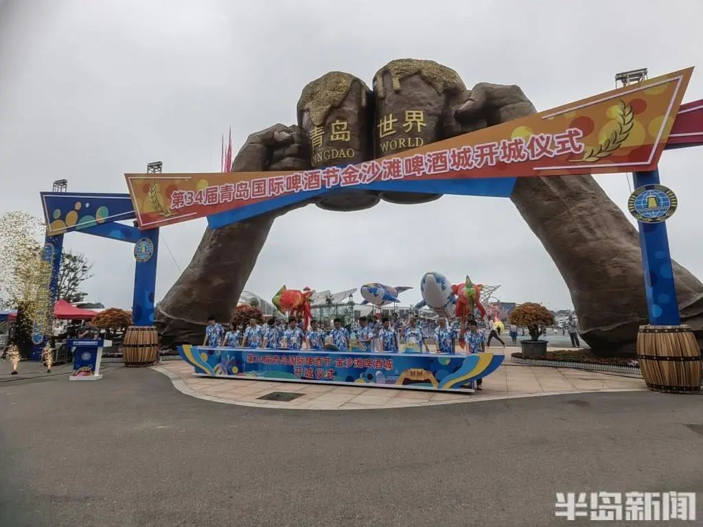 这……是今晚的青岛!众多知名歌手齐聚这里!网友直呼