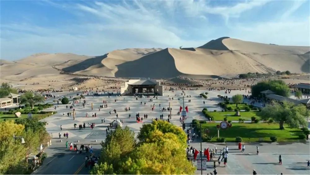 据敦煌发布报道,7月以来,鸣沙山景区日均接待游客达2万多人次,然而