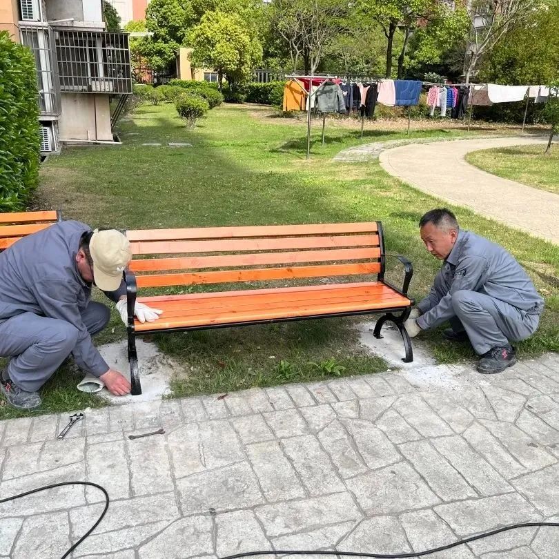 加装座椅 新月鸿锦苑小区居民在“社区通”平台反映了关于中心广场上缺乏休息设施的问题