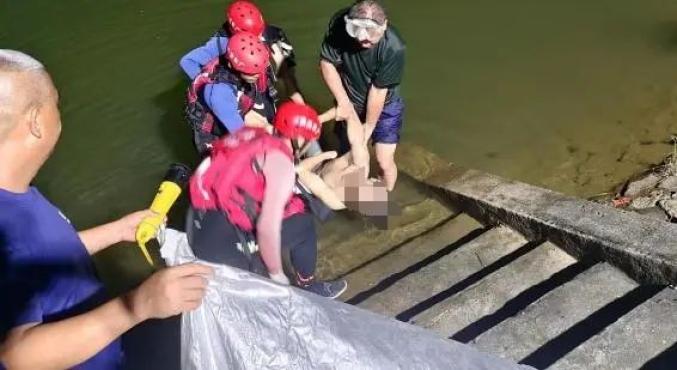 打捞淹死男孩 孩子图片