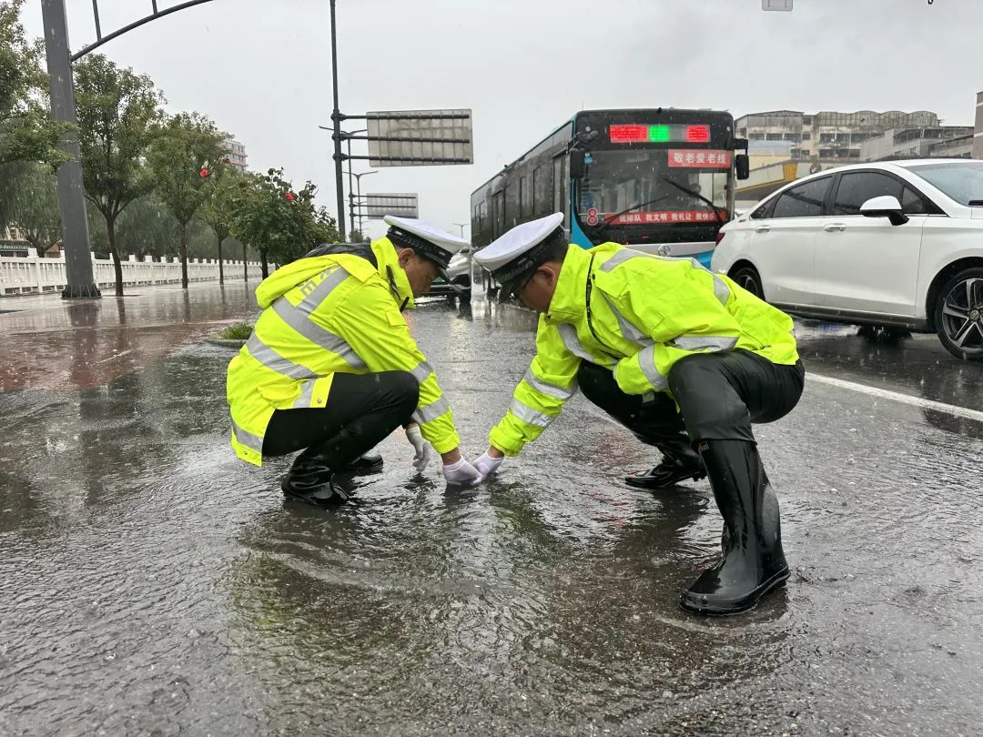 交警雨中执勤图片