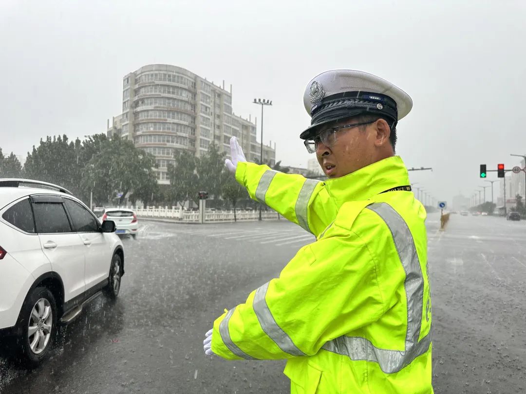 交警雨中执勤图片