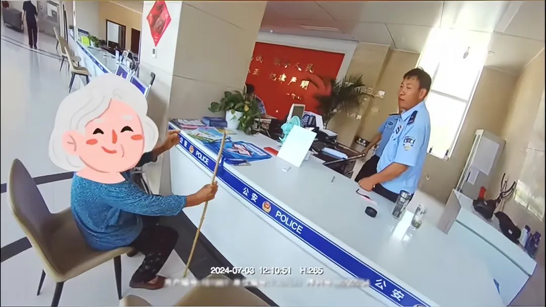 高兴派出所服务大厅径直走进岚山公安分局一位拄着拐杖的老人7月3日12