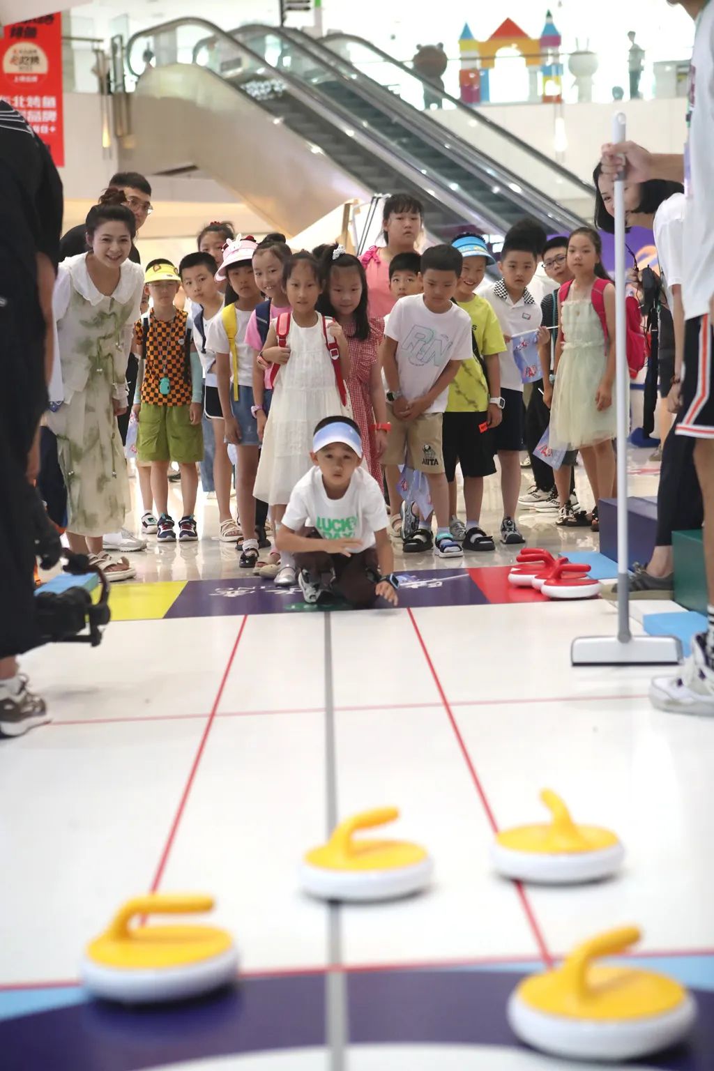 除了像素画集创,活动现场还设置了旱地冰壶互动体验区以及冠军墙,亚