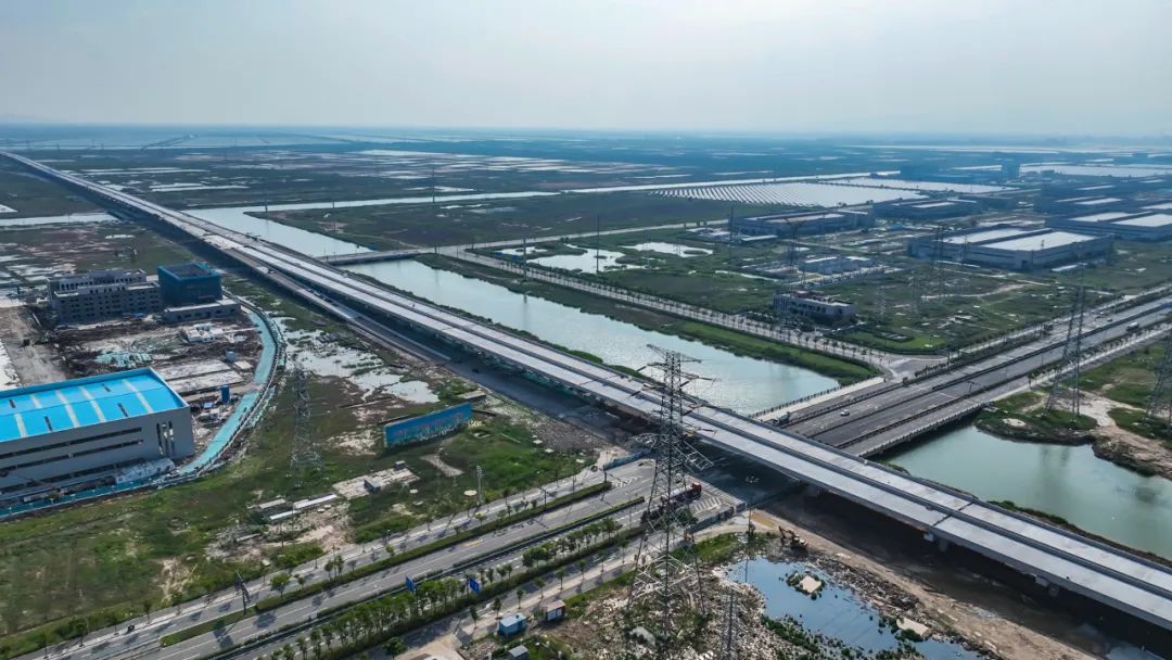 日前,在连宿高速公路连云港段一期工程4标段,工人们起了个大早,忙于