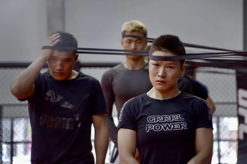 《永无止境》剧照nowness：《永无止境》中，张伟丽与团队的冲突磨合是条明