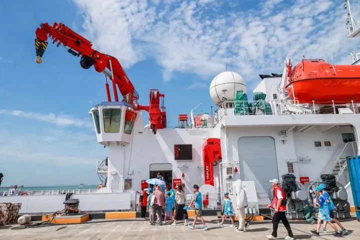 而海洋科考船是探测海洋,研究海洋的重要平台,它们载着科学家在海天