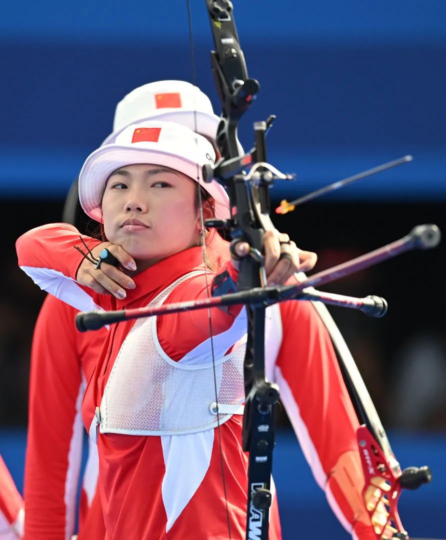 新华社记者 李明 摄在巴黎奥运会射箭女子团体金牌赛中,由李佳蔓