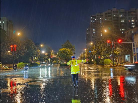 交警雨中执勤图片