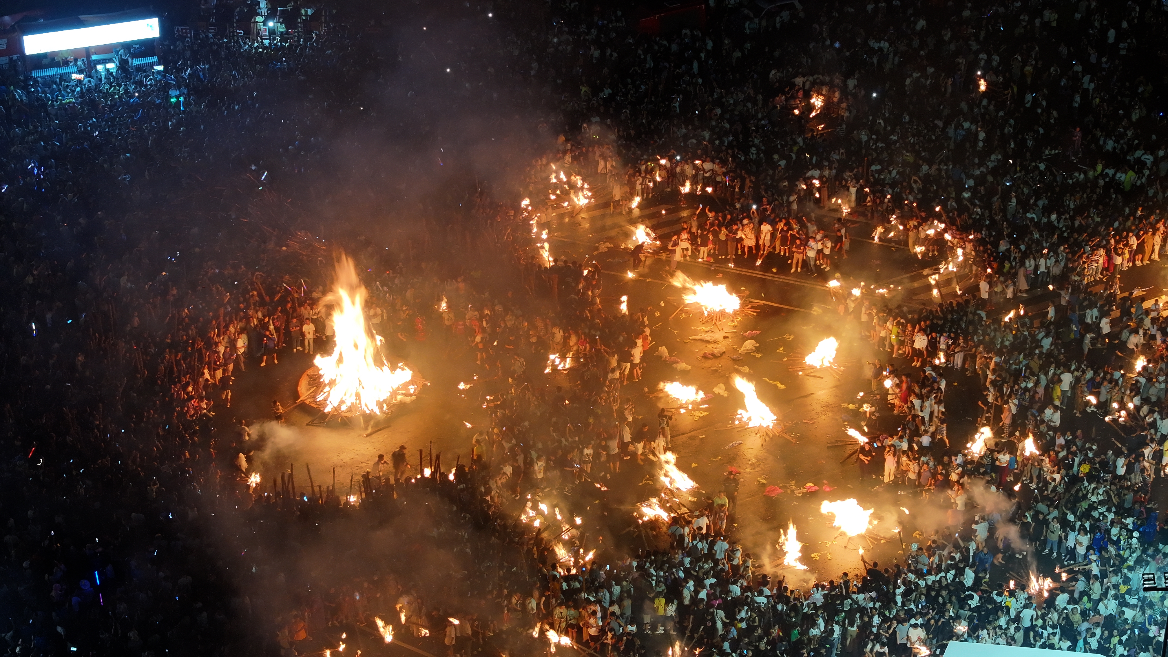 火舞狂欢,热情燃烧!2024凉山彝族火把节在西昌启幕