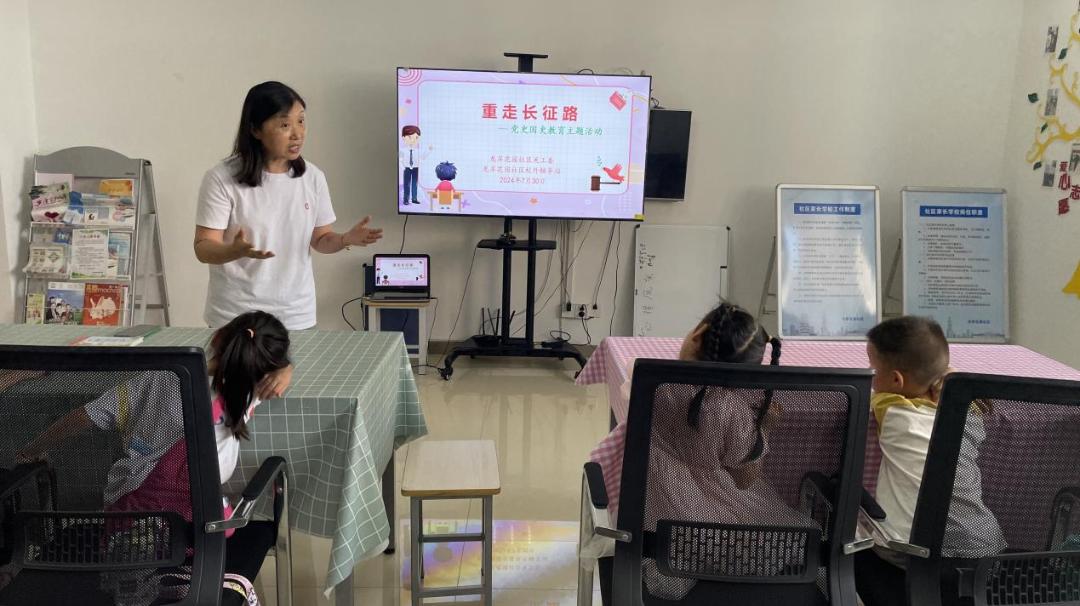 7月30日下午,龙潭司法所,龙潭街道关工委联合龙岸花园社区在小龙人