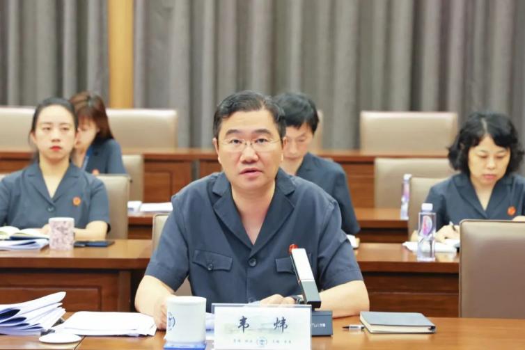 会上,韦炜从坚持政治引领,以绝对忠诚把牢办公室工作正确方向,坚持