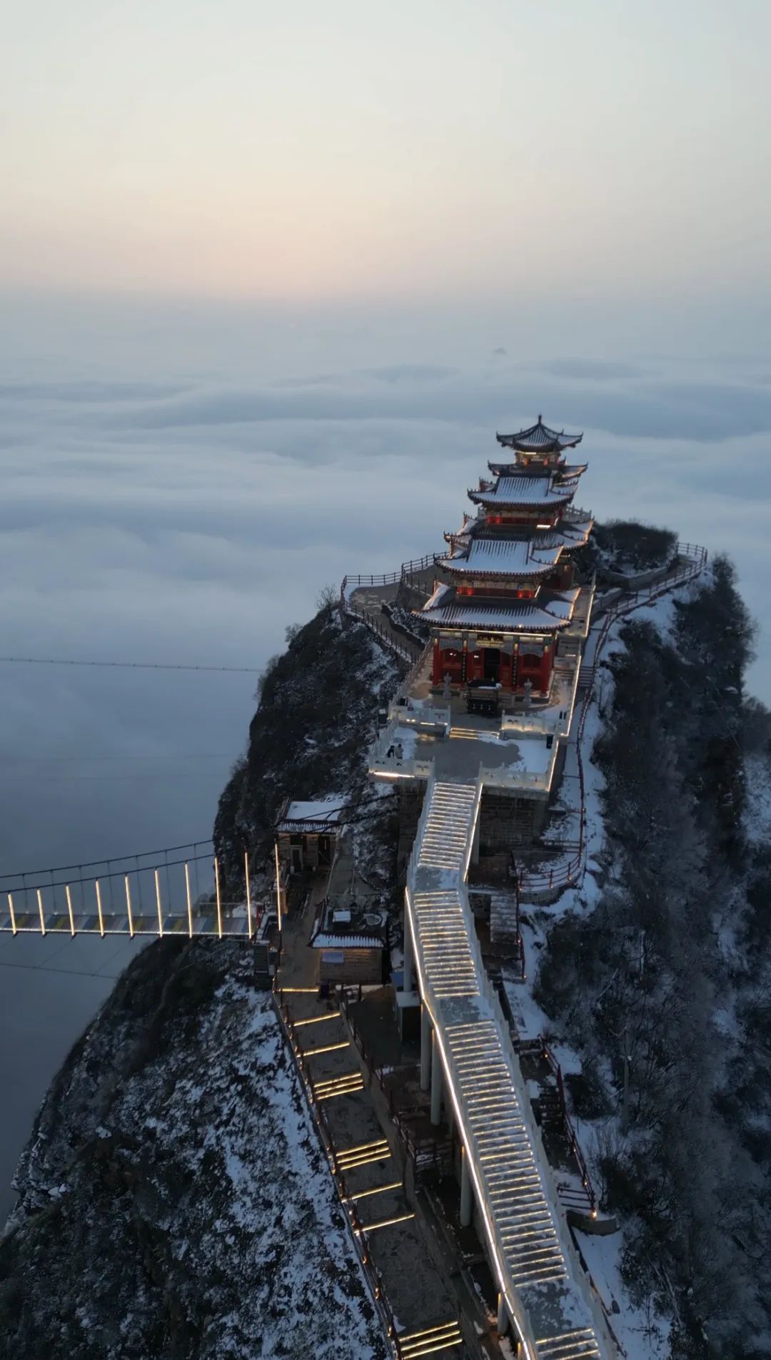 杆被繁茂,满山葱郁,彰显大自然灵气,是国家级森林公园国家级地质