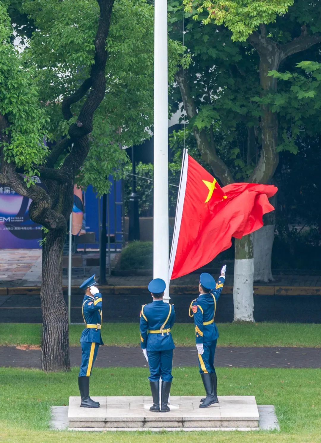 军人扛旗的照片图片