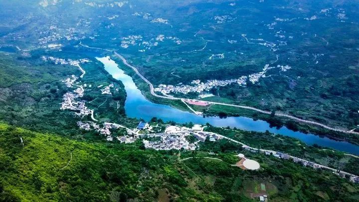 盛夏时节的黔西市大关镇丘林村,鸭池河碧水悠悠,绕村而过.