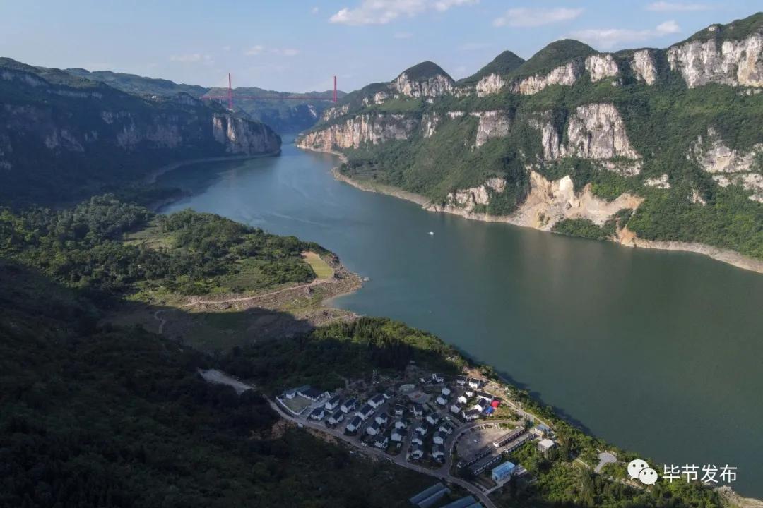 民建中央对口帮扶黔西后,协调交通部门修建新仁乡集镇至化屋村的旅游