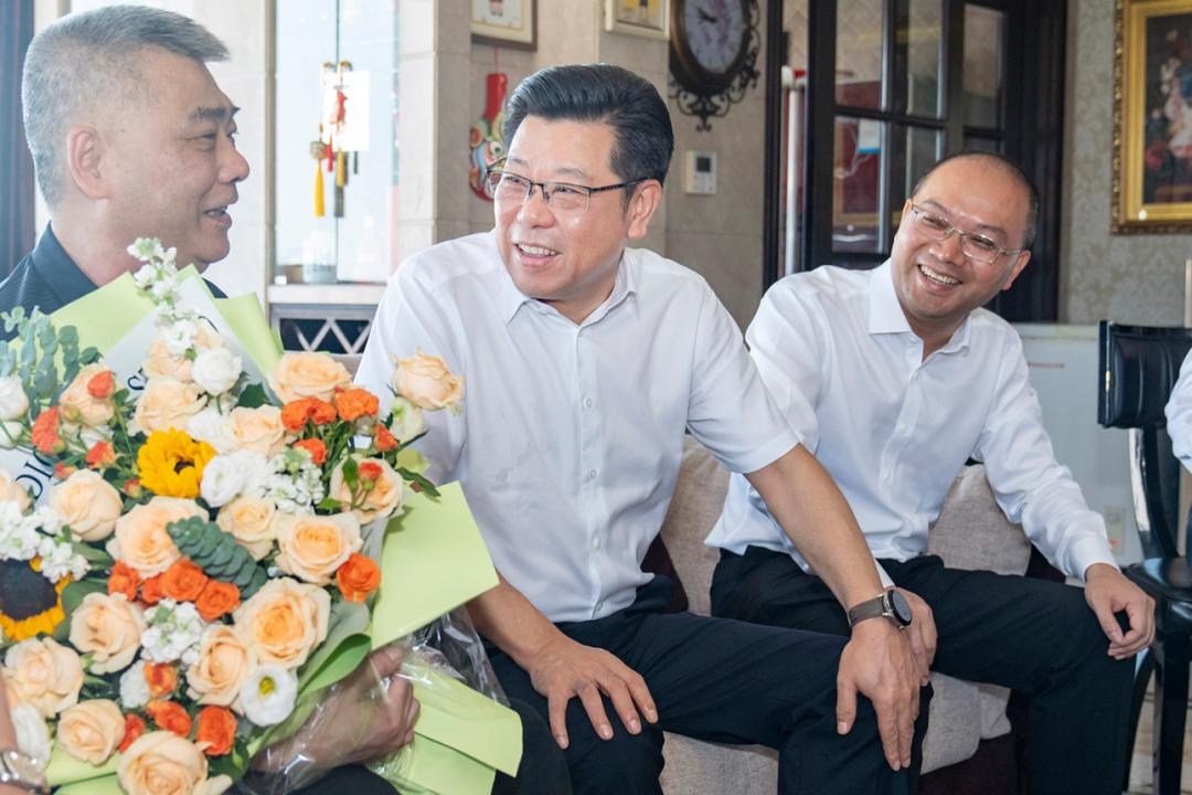 张文杰看望慰问奥运冠军郑思维家人_澎湃号·政务_澎湃新闻-The Paper