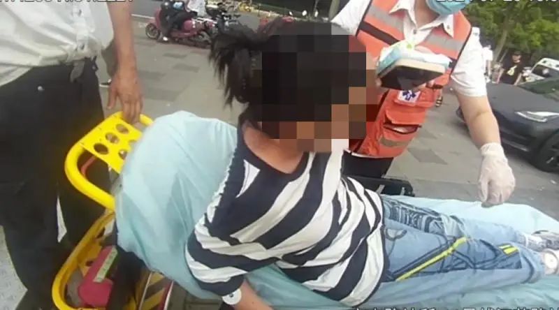 事后从医院传来消息,这名乘客正是由于天气太热导致的中暑,进而发生了