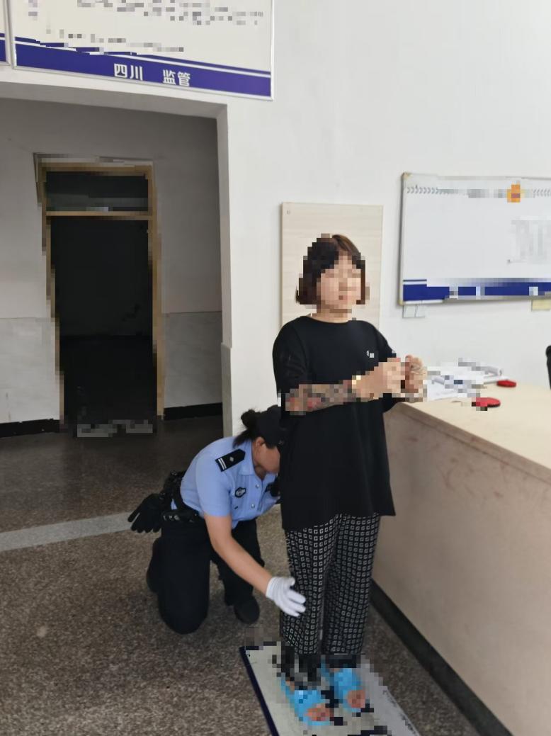 女警察押解图片