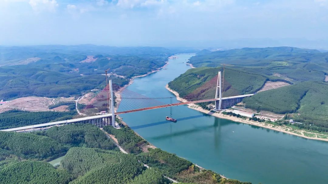 武忻高速黔江特大桥顺利合龙 项目主线实现全线贯通