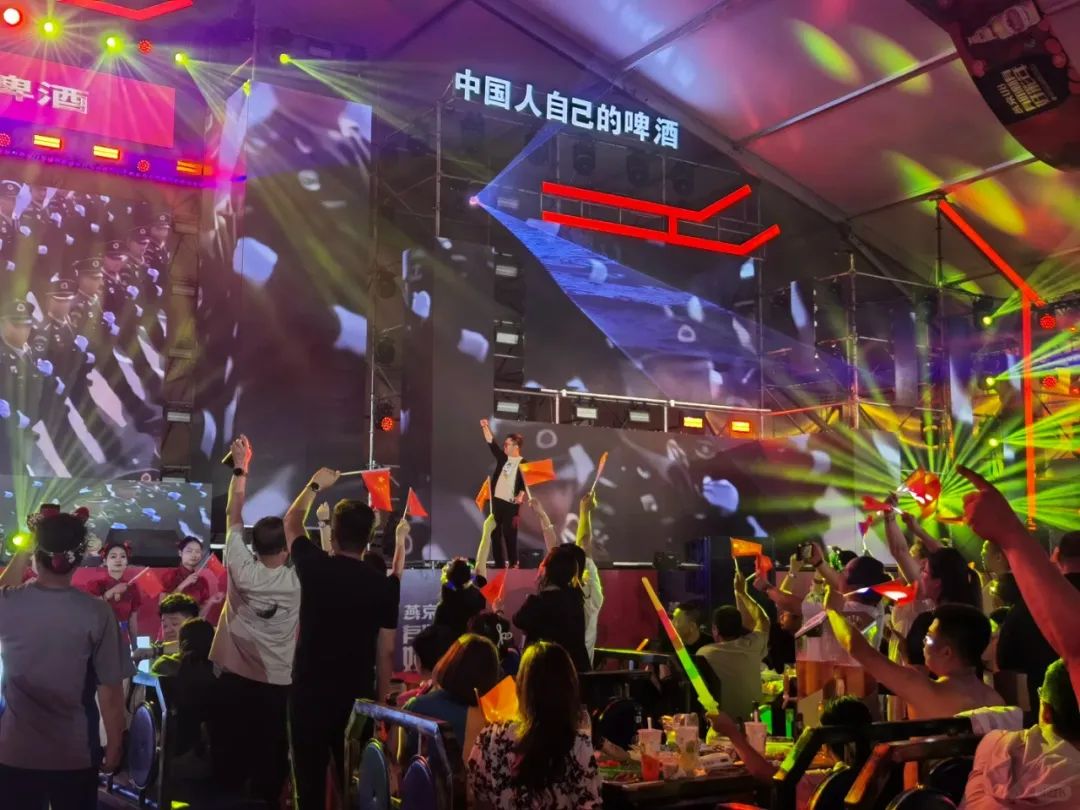 在啤酒节期间,还要将举办多场演艺活动和电音节,邀请明星艺人,百大dj