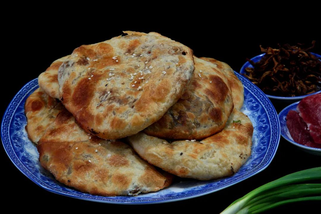 烧饼是仙居人最熟悉不过的小吃了,仙居的街头随处可见烧饼摊,混合面香