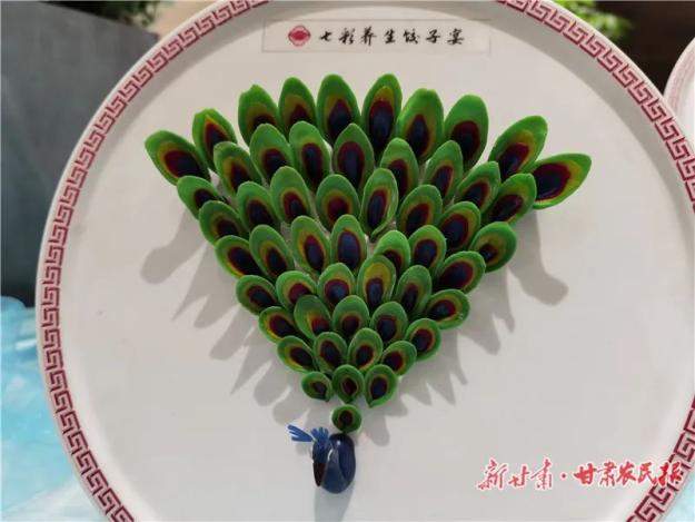 被轻轻包裹其中,手指灵巧地捏出一个个精致的造型,再配以诗意的摆盘