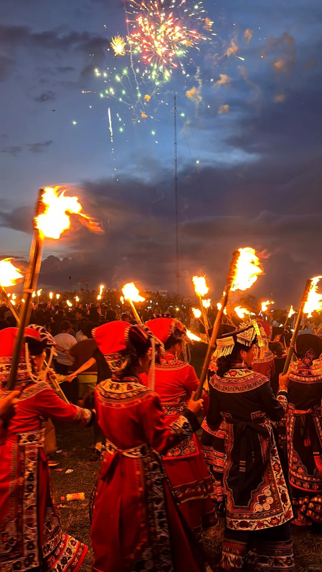 他们围着火把唱歌,跳舞,直至深夜,场面盛大,氛围热烈;篝火快要熄灭时