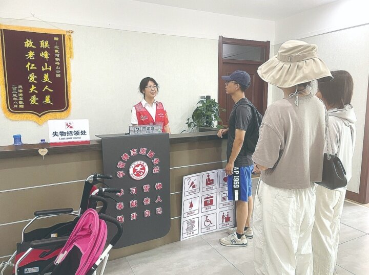 北戴河联峰山景区:万绿丛中一点红