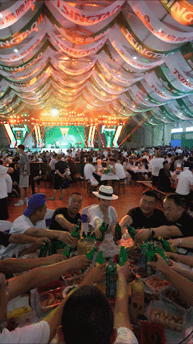 大连啤酒节开幕后,各会场持续升温,高潮迭起,市民游客参节热情高涨.