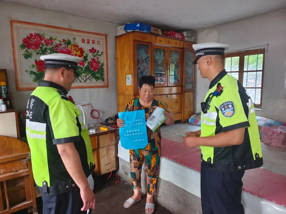 送安全进乡村,抚松交警开展"美丽乡村行"宣讲活动 | 夏季行动