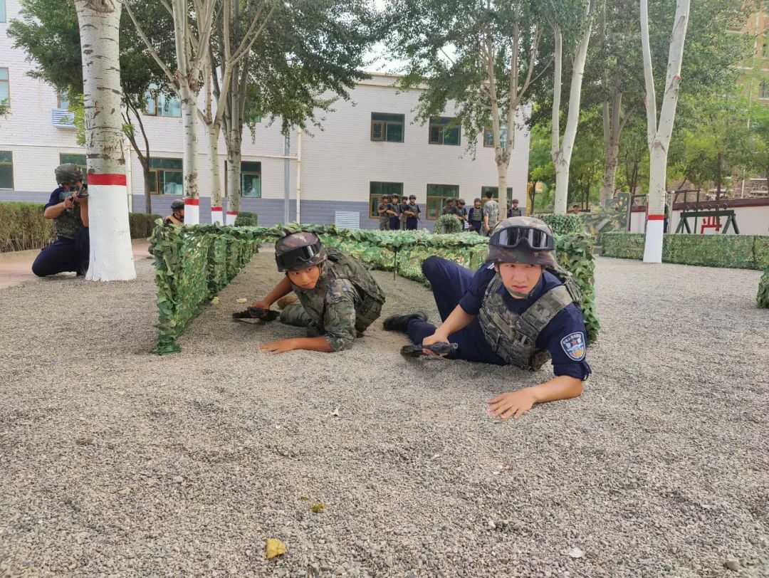 此次联训开展了防爆处突队形,警棍盾牌实战对抗训练,突击攻坚战术