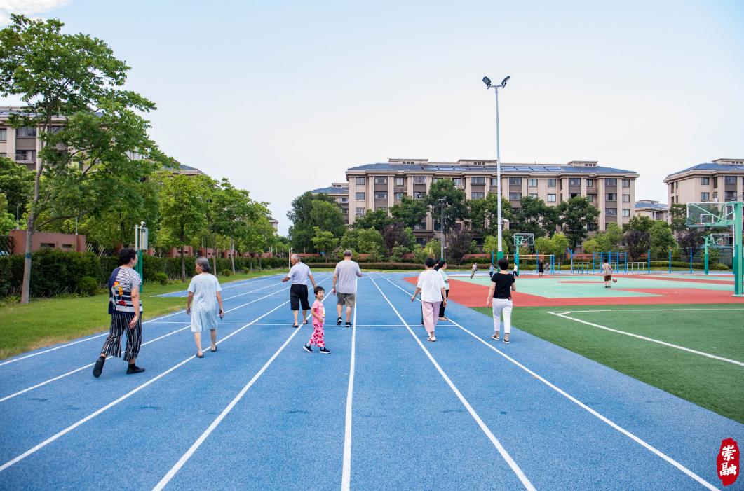 8月5日下午5点半,江帆中学操场新设置的西门正