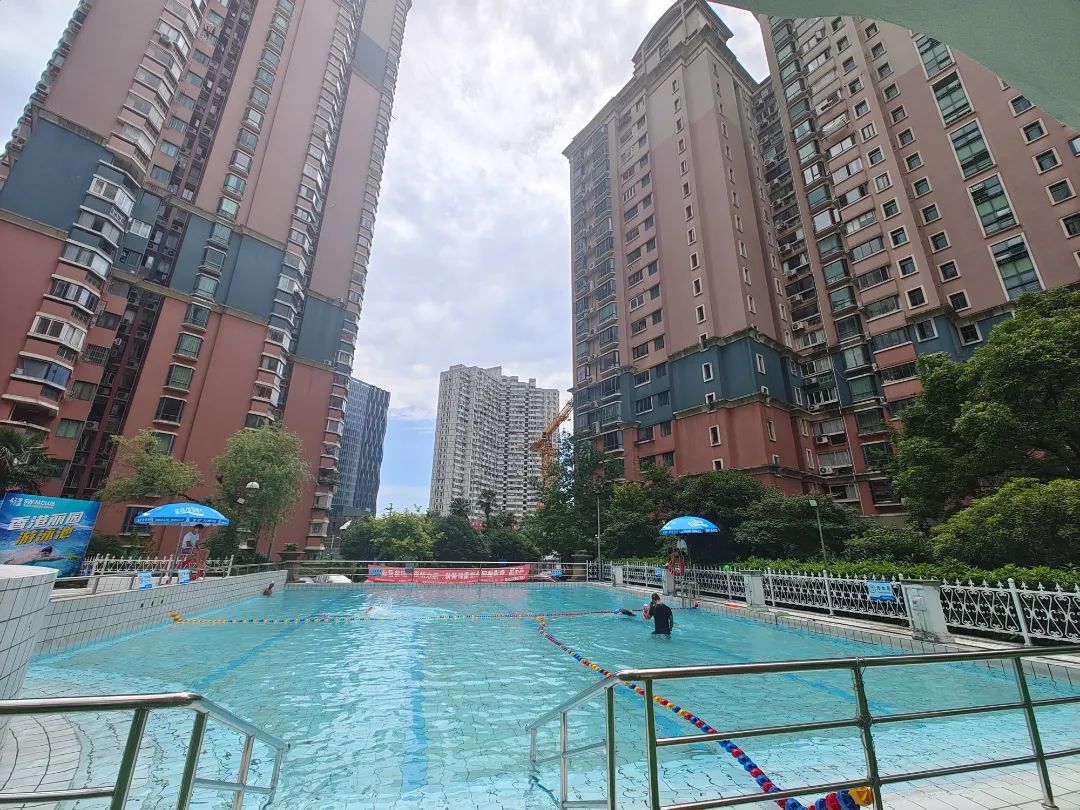 "上午十点半,在嘉兴路街道香港丽园小区的游泳池内,几个孩子正在教练