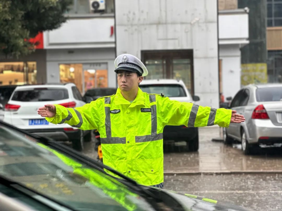 雨天守路人 平安守护者—吕梁交警以雨为令 全力保安全 保畅通