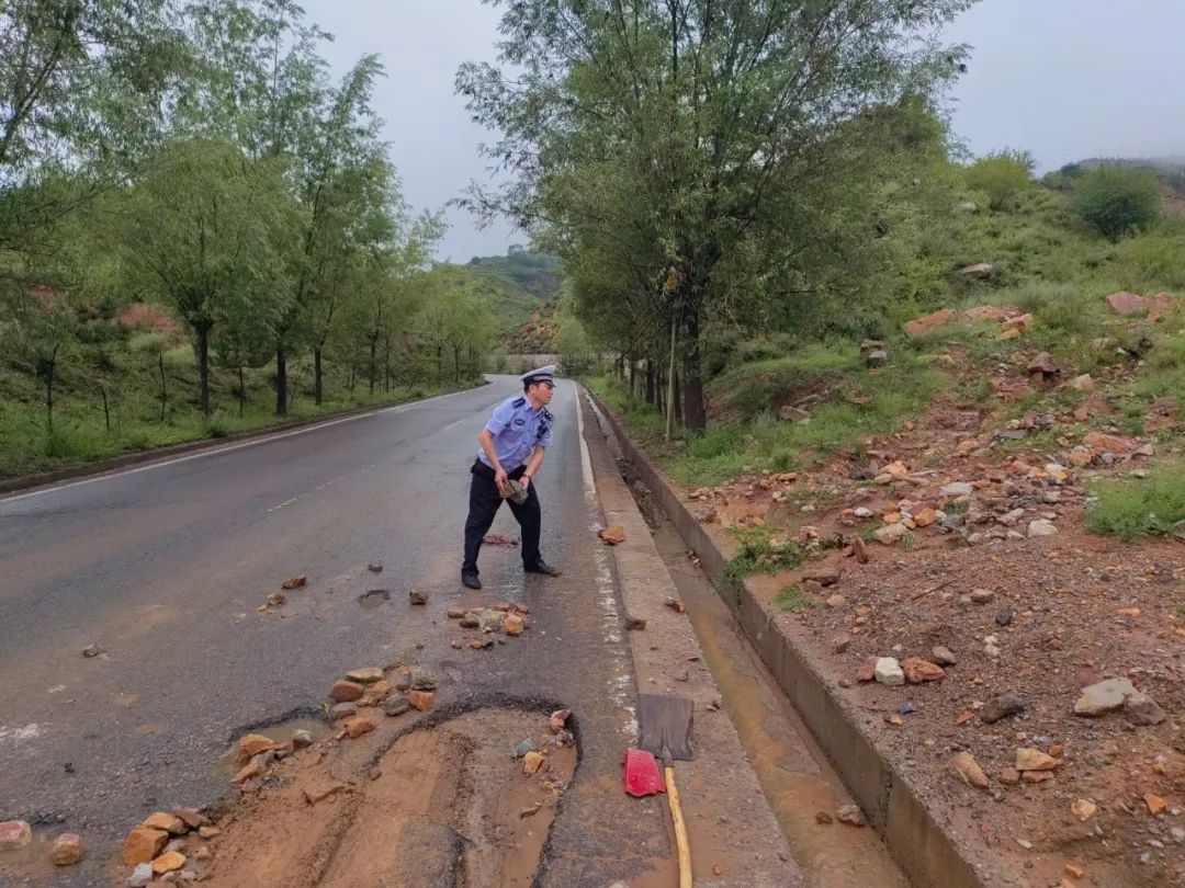 雨天守路人 平安守护者—吕梁交警以雨为令 全力保安全 保畅通