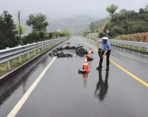 雨天守路人 平安守护者—吕梁交警以雨为令 全力保安全 保畅通