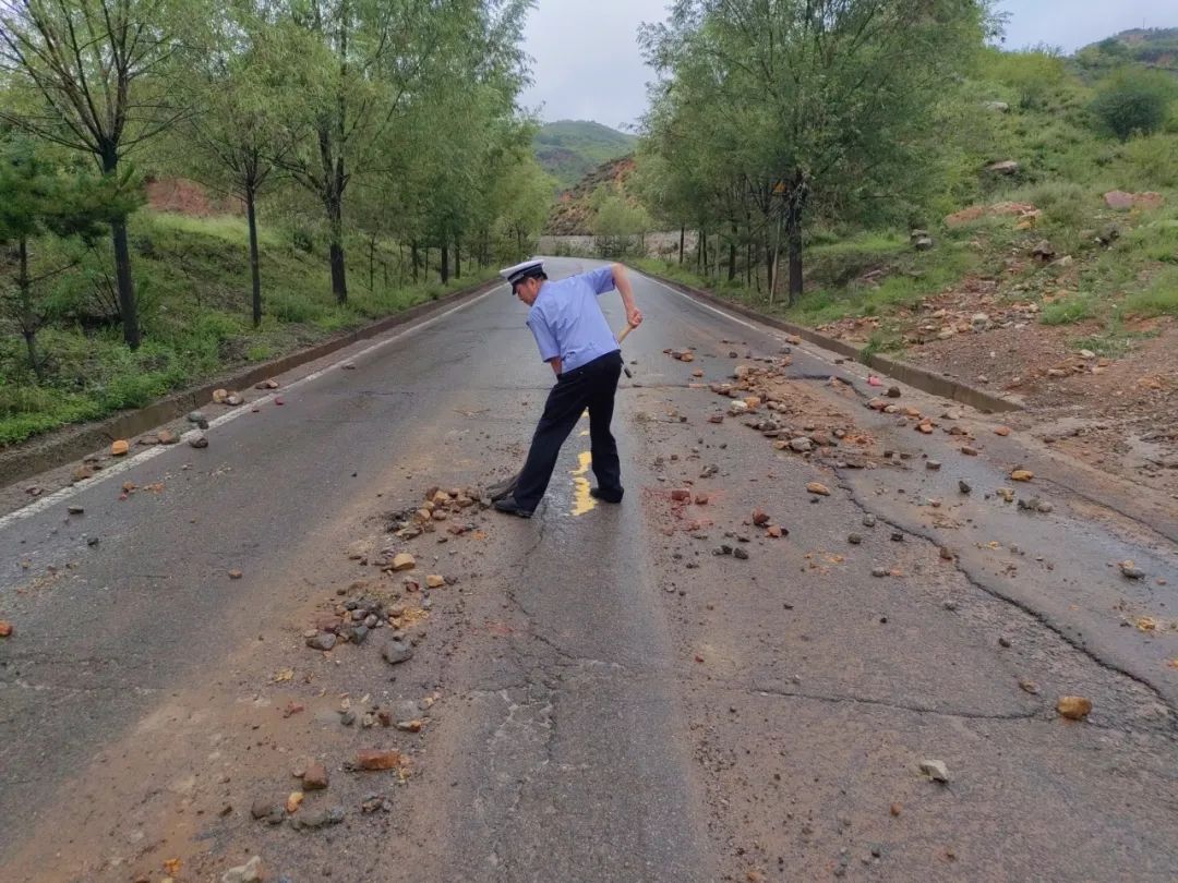 雨天守路人 平安守护者—吕梁交警以雨为令 全力保安全 保畅通