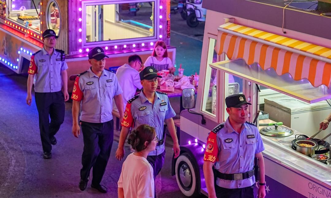 针对夜市商圈多,人流量大的特点,组织局机关和派出所民警,辅警联合
