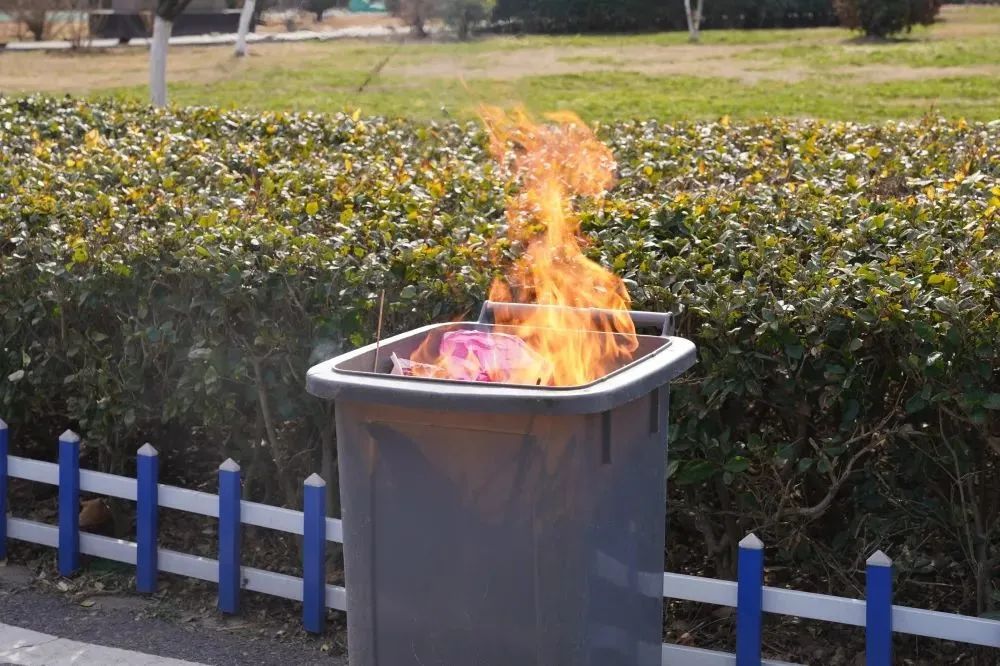 湛江一高层住户乱扔烟头致楼下阳台起火!