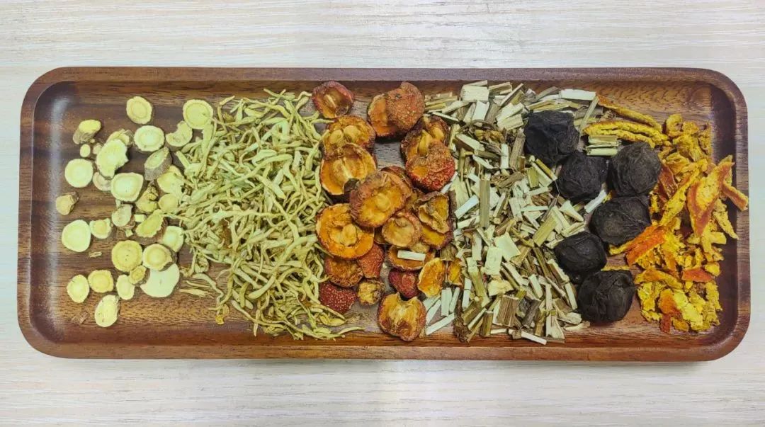 中药有:去油解腻,生津止渴的乌梅;清热解毒,滋养肌肤的甘草;发表解暑